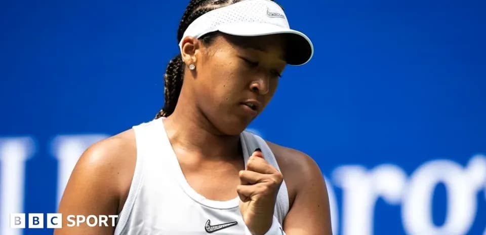 Naomi Osaka celebrando un punto durante el partido