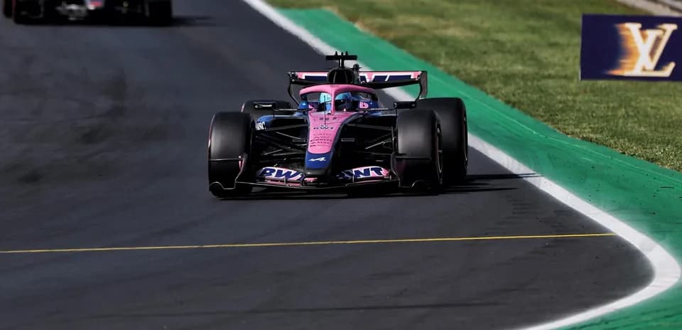 Coche de F1 de Alpine en pista durante carrera