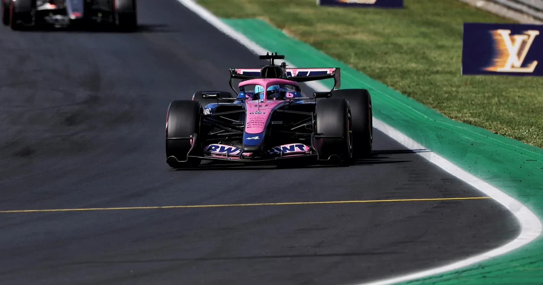 Coche de F1 de Alpine en pista durante carrera
