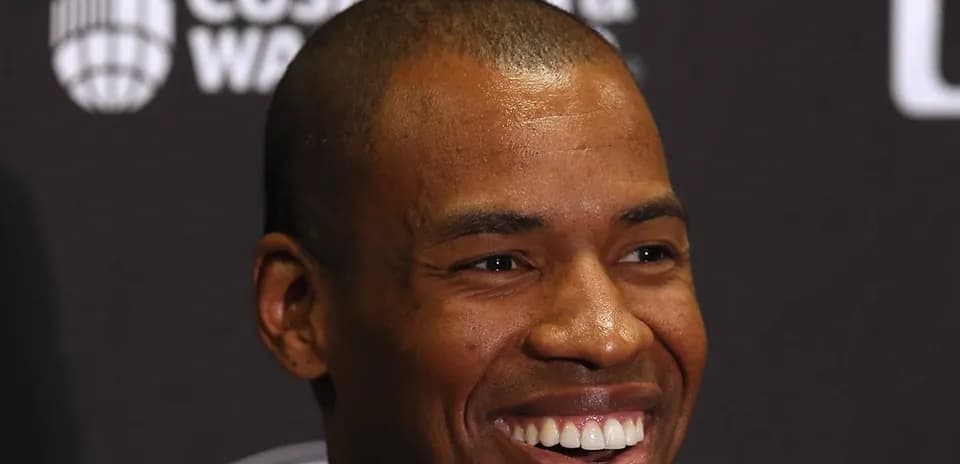 Hombre sonriendo en conferencia de prensa