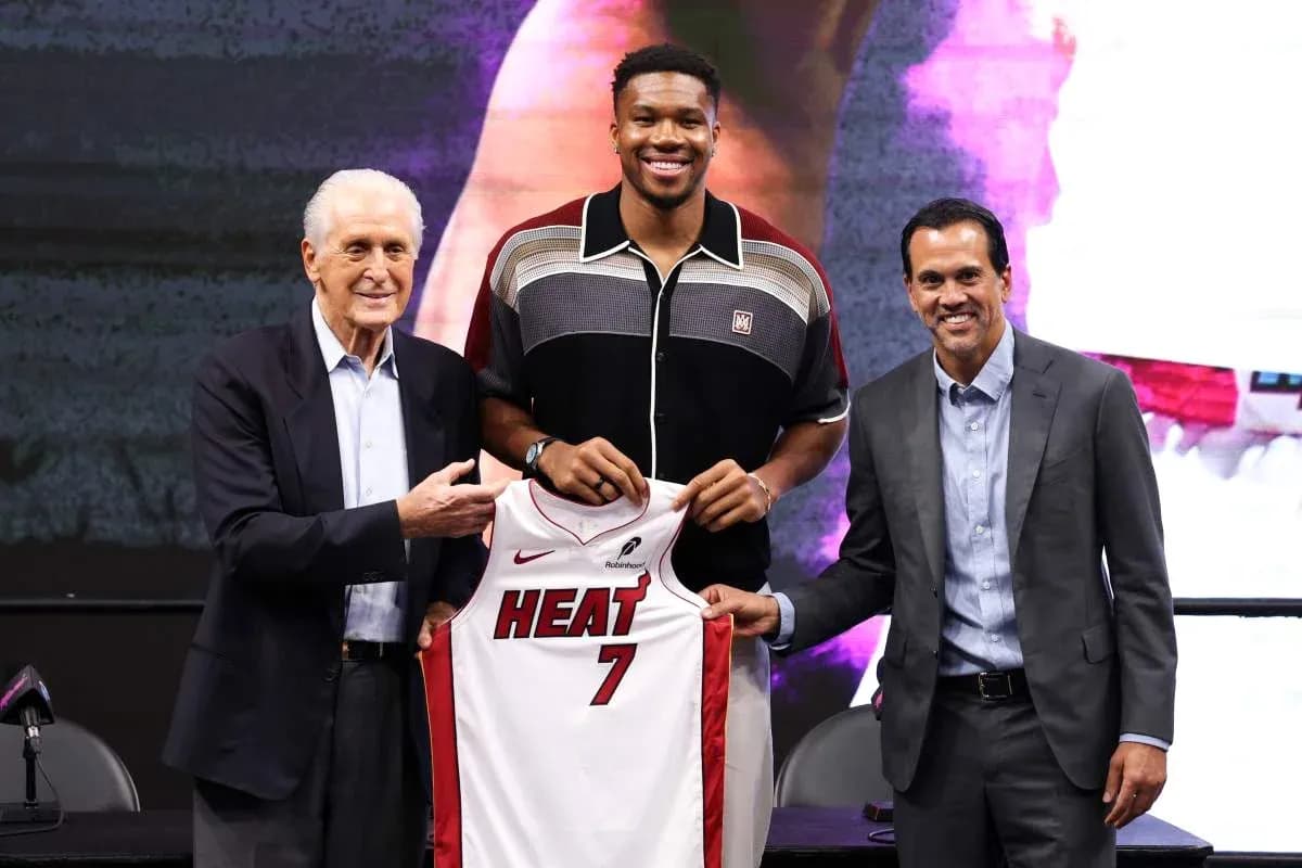 Presentación de jugador con camiseta del Miami Heat