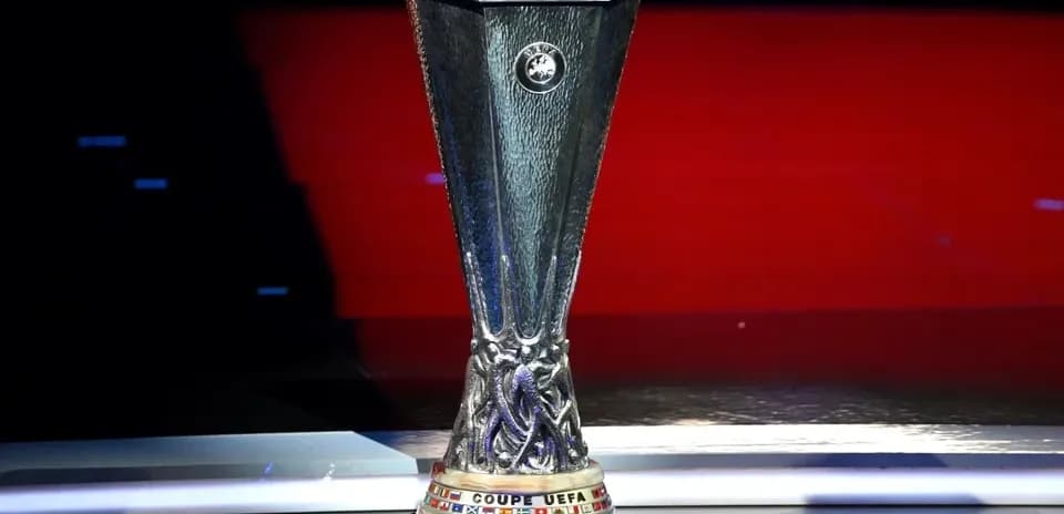 Trofeo de la UEFA Europa League en un pedestal
