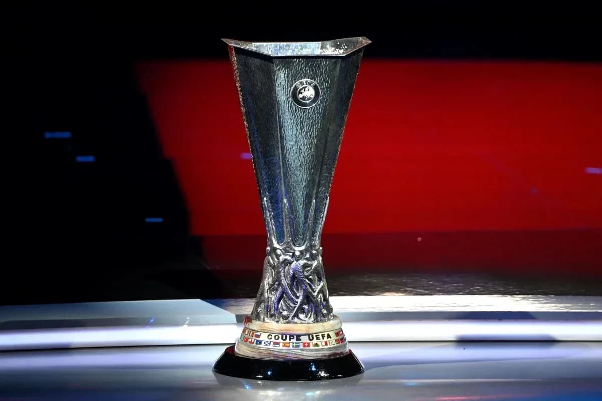 Trofeo de la UEFA Europa League en un pedestal