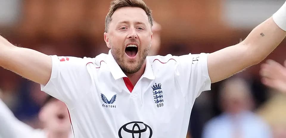 Jugador de cricket celebrando una wicket en partido