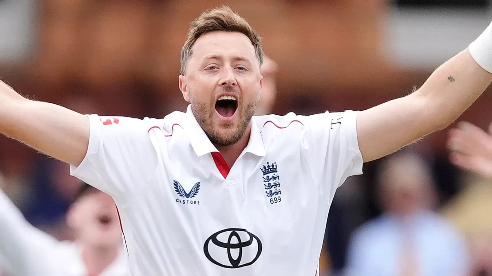 Jugador de cricket celebrando una wicket en partido