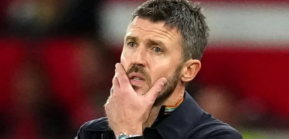 Entrenador pensativo en el banquillo durante el partido