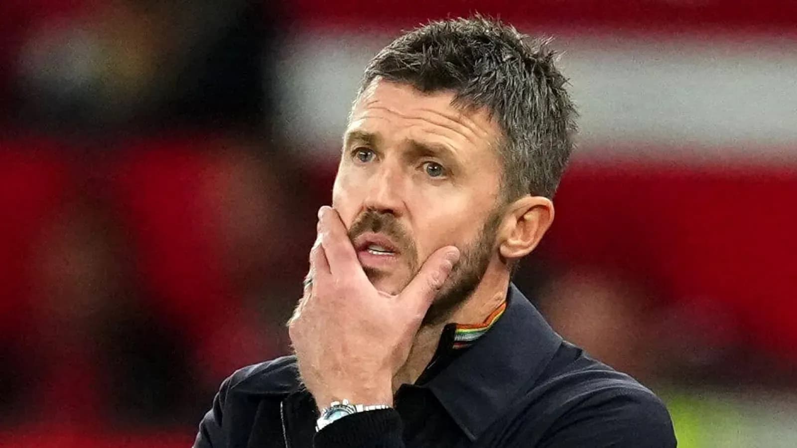 Entrenador pensativo en el banquillo durante el partido