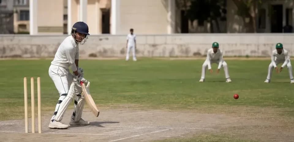 Bateador a punto de golpear la pelota de cricket