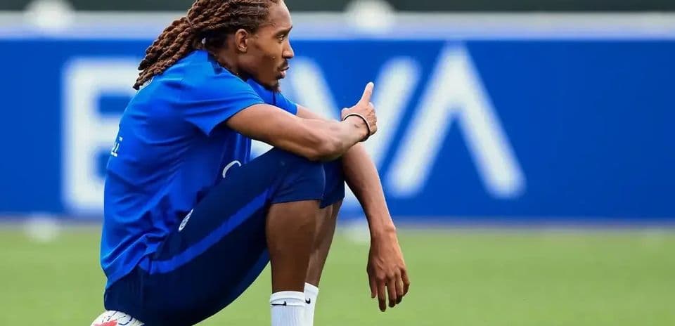 Jugador sentado en el campo durante entrenamiento
