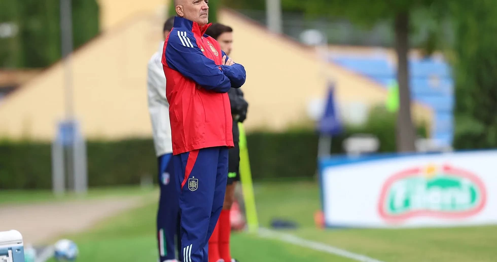 Entrenador observando desde la línea de banda