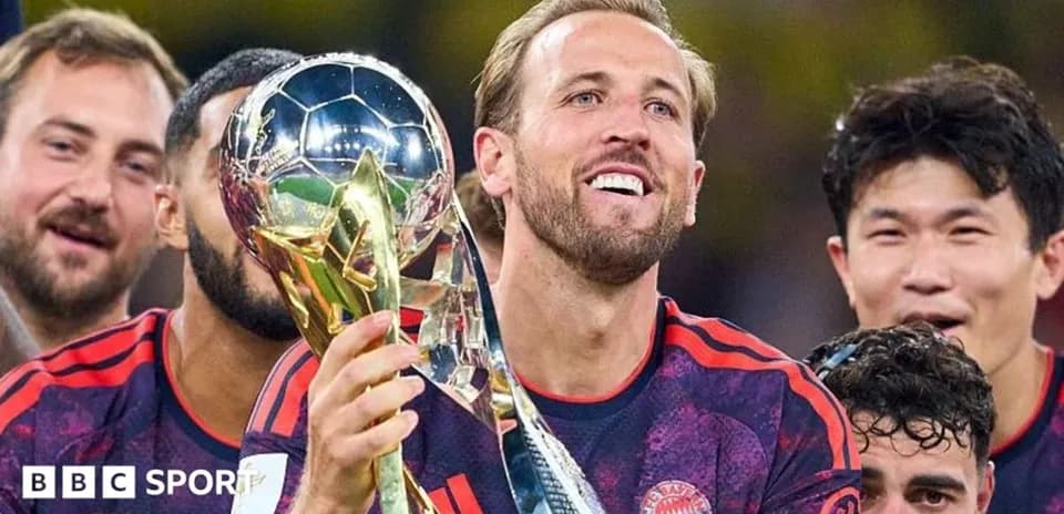 Jugador de Bayern Múnich celebrando con trofeo