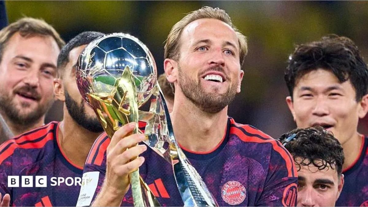 Jugador de Bayern Múnich celebrando con trofeo