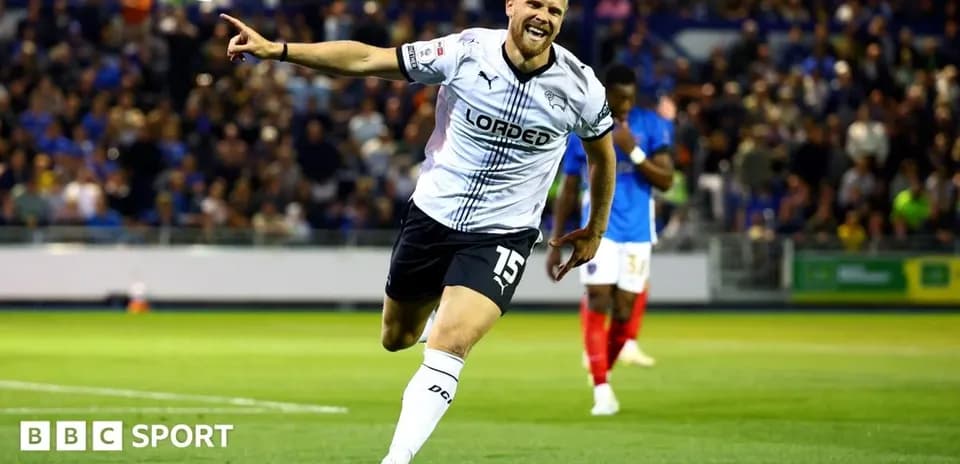 Jugador celebrando un gol en un partido de fútbol