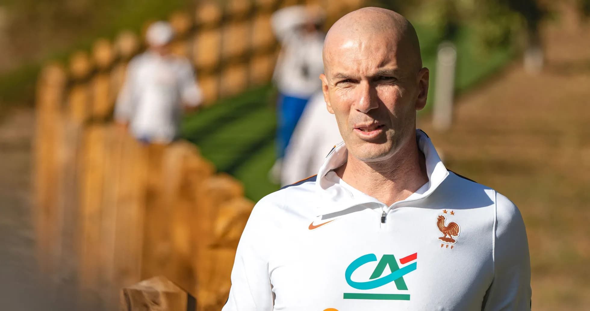 Zinedine Zidane caminando en el campo de entrenamiento