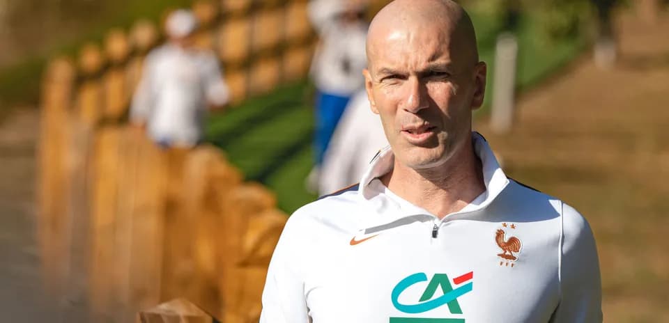 Zinedine Zidane caminando en el campo de entrenamiento