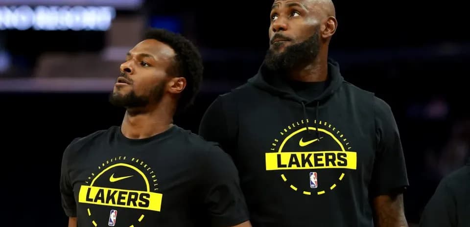 Jugadores de los Lakers en la cancha durante el calentamiento