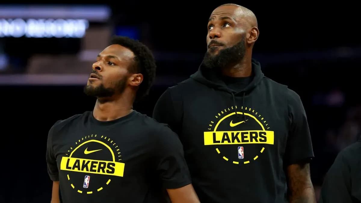 Jugadores de los Lakers en la cancha durante el calentamiento
