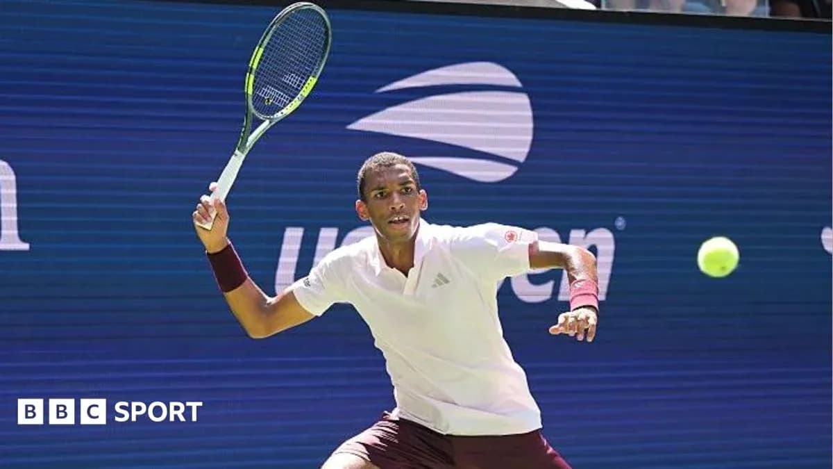Jugador de tenis golpeando una pelota en la cancha