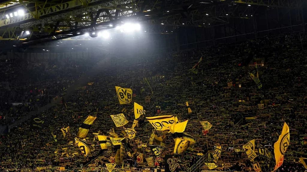 Aficionados de Borussia Dortmund con banderas en el estadio