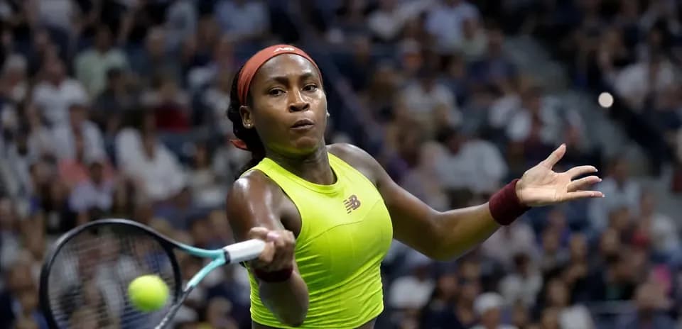 Coco Gauff golpeando la pelota durante un partido