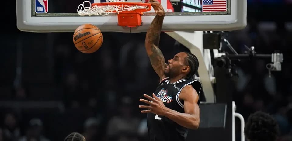 Jugador de los Clippers encestando en el aro