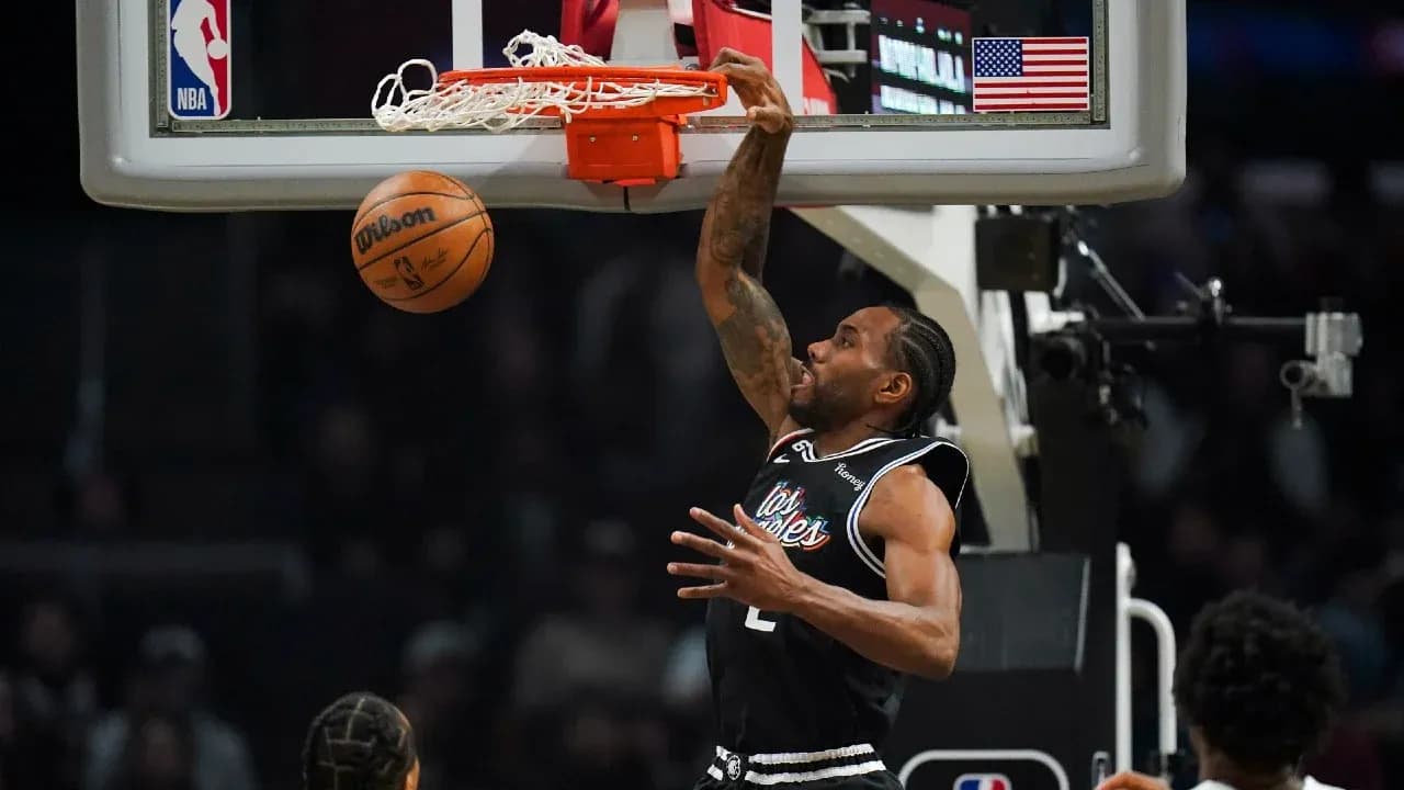 Jugador de los Clippers encestando en el aro