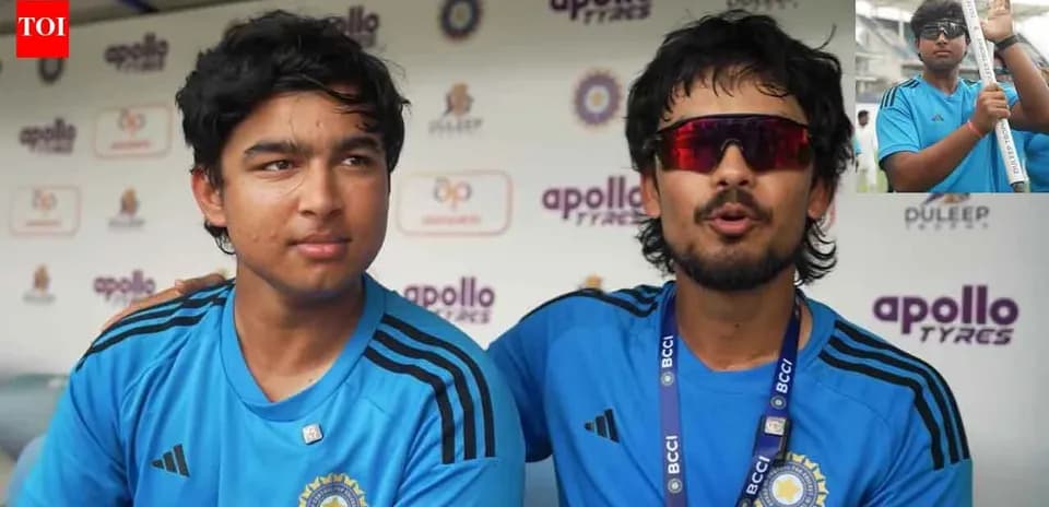 Dos jugadores de cricket sentados en conferencia de prensa