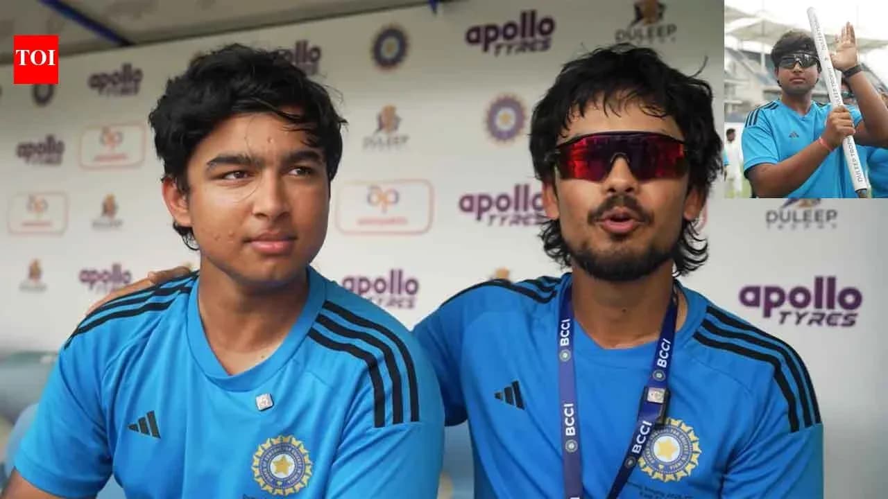 Dos jugadores de cricket sentados en conferencia de prensa