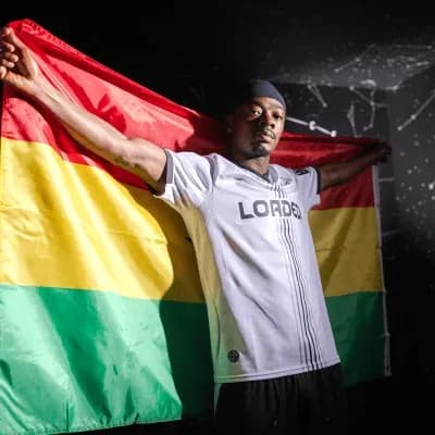 Jugador sosteniendo una bandera durante la sesión fotográfica