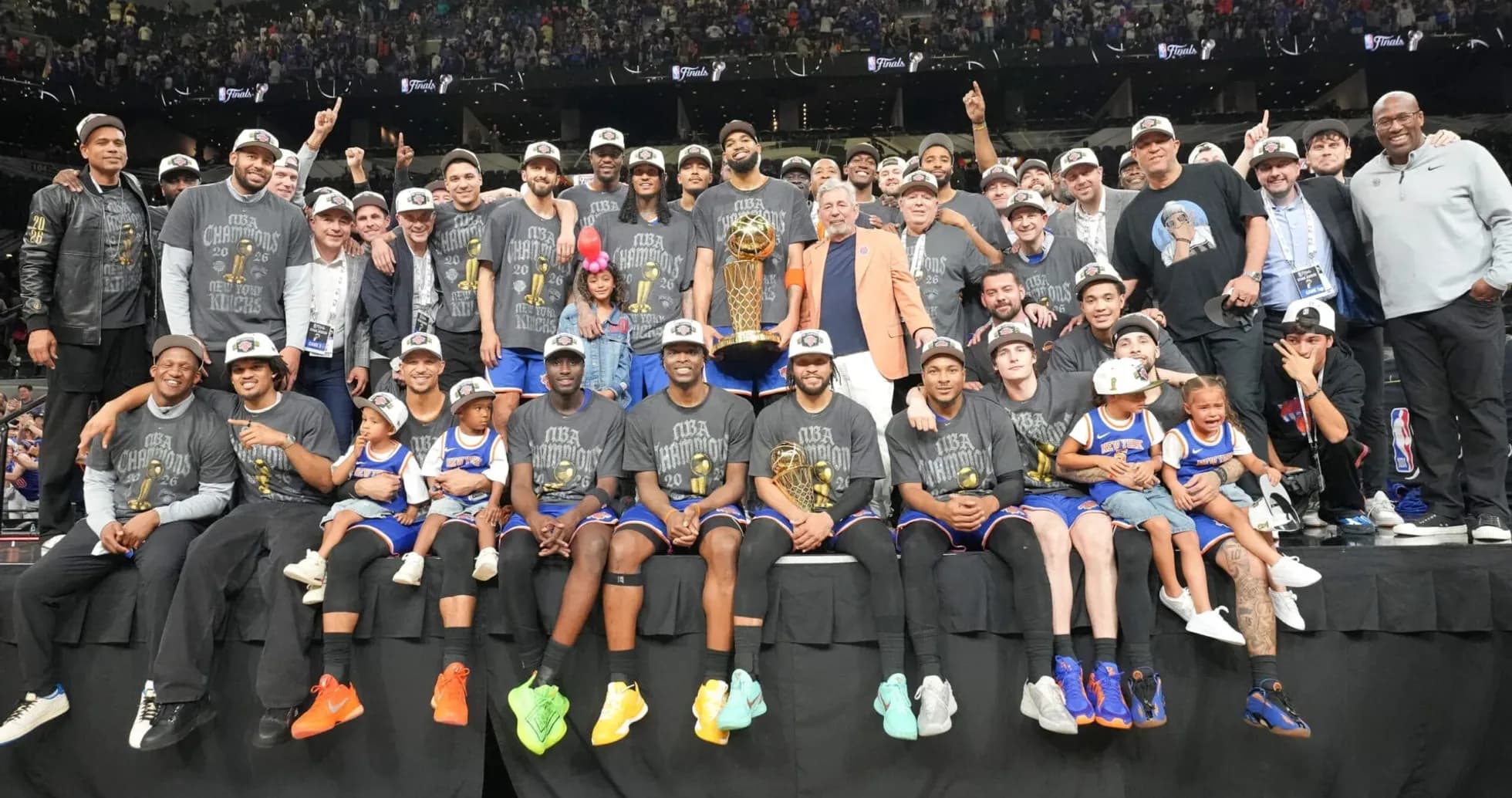 Equipo de New York Knicks celebrando campeonato NBA 2026