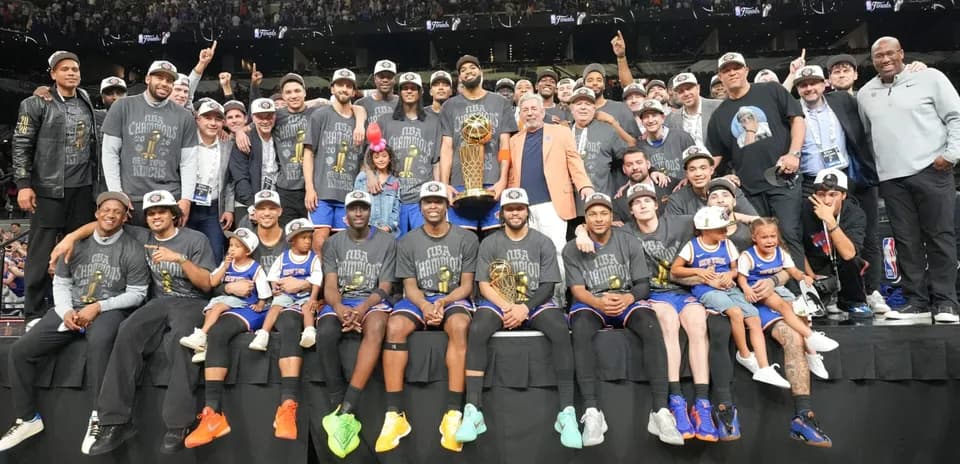 Equipo de New York Knicks celebrando campeonato NBA 2026