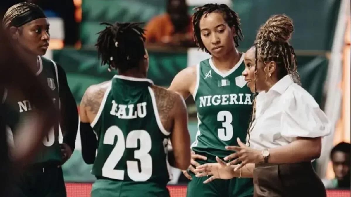 Entrenadora hablando con jugadoras del equipo de Nigeria