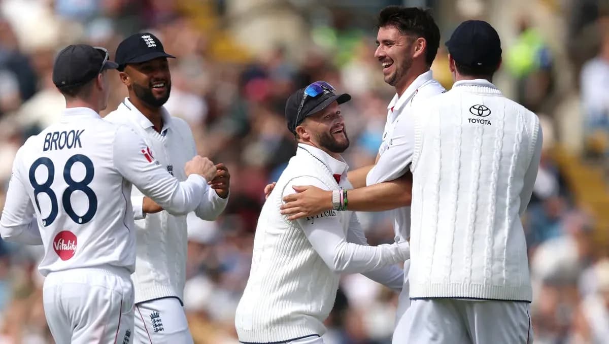 Jugadores de cricket celebrando un wicket en el campo