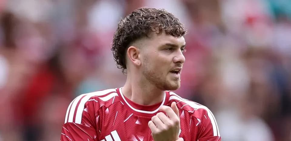 Jugador en uniforme rojo ajustándose las manos