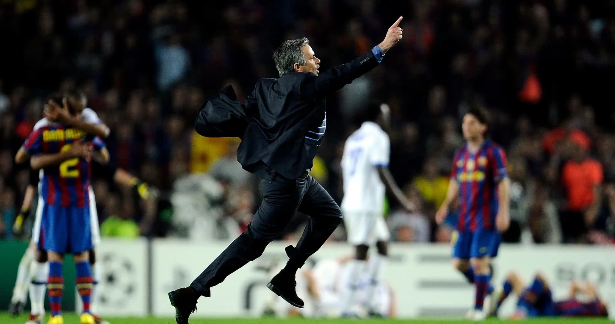 Entrenador corriendo en celebración tras el partido