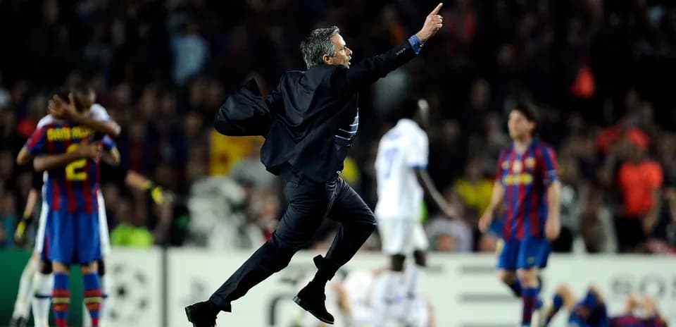 Entrenador corriendo en celebración tras el partido