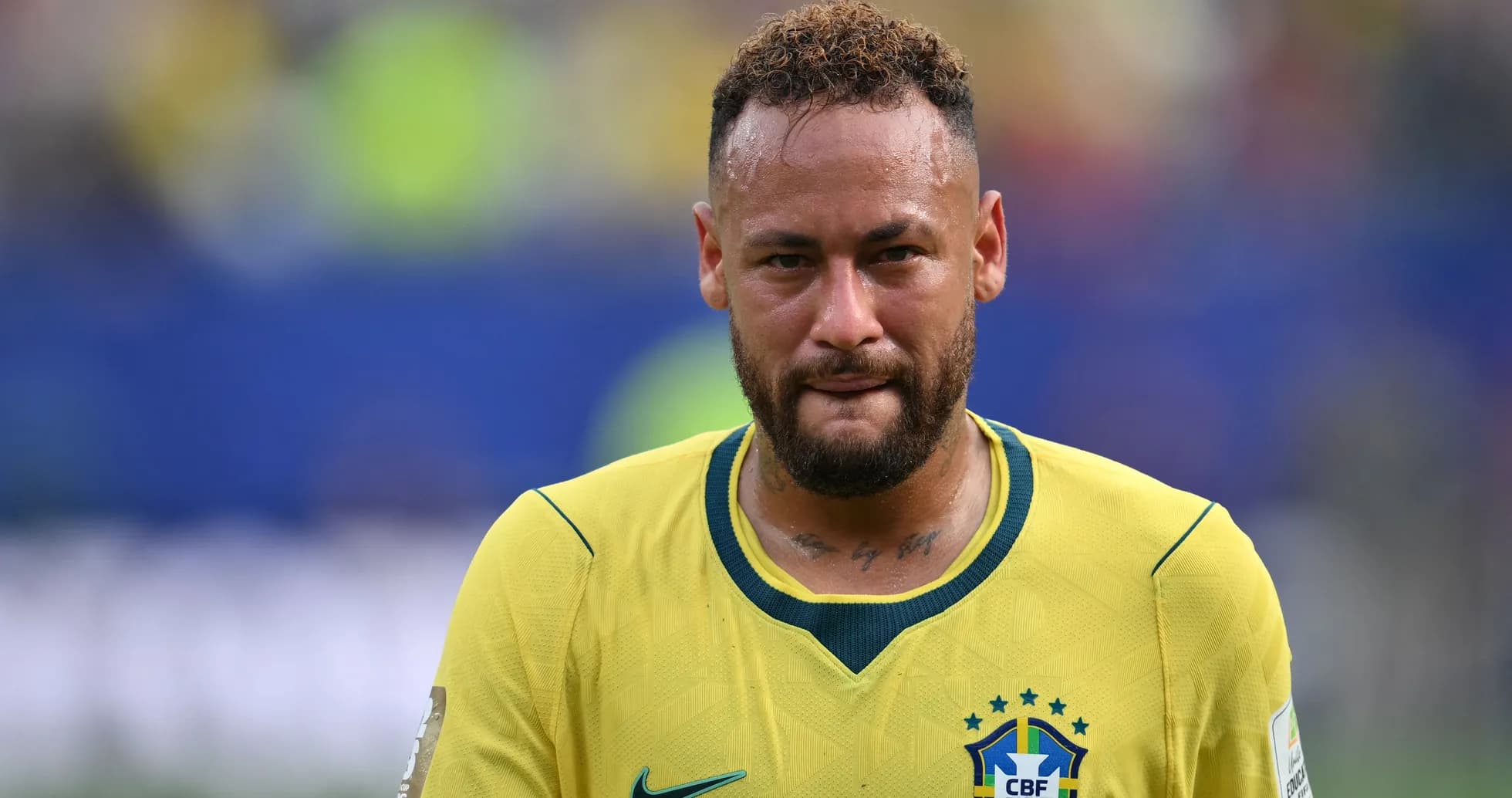 Neymar en camiseta amarilla de Brasil durante partido