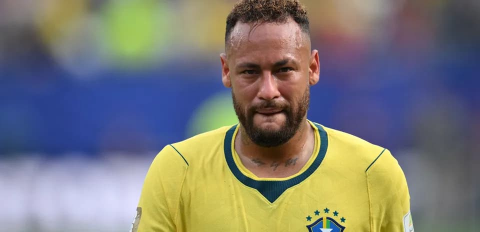 Neymar en camiseta amarilla de Brasil durante partido