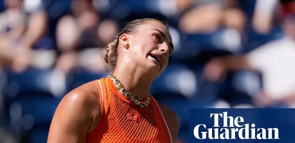 Jugadora de tenis en acción durante un partido
