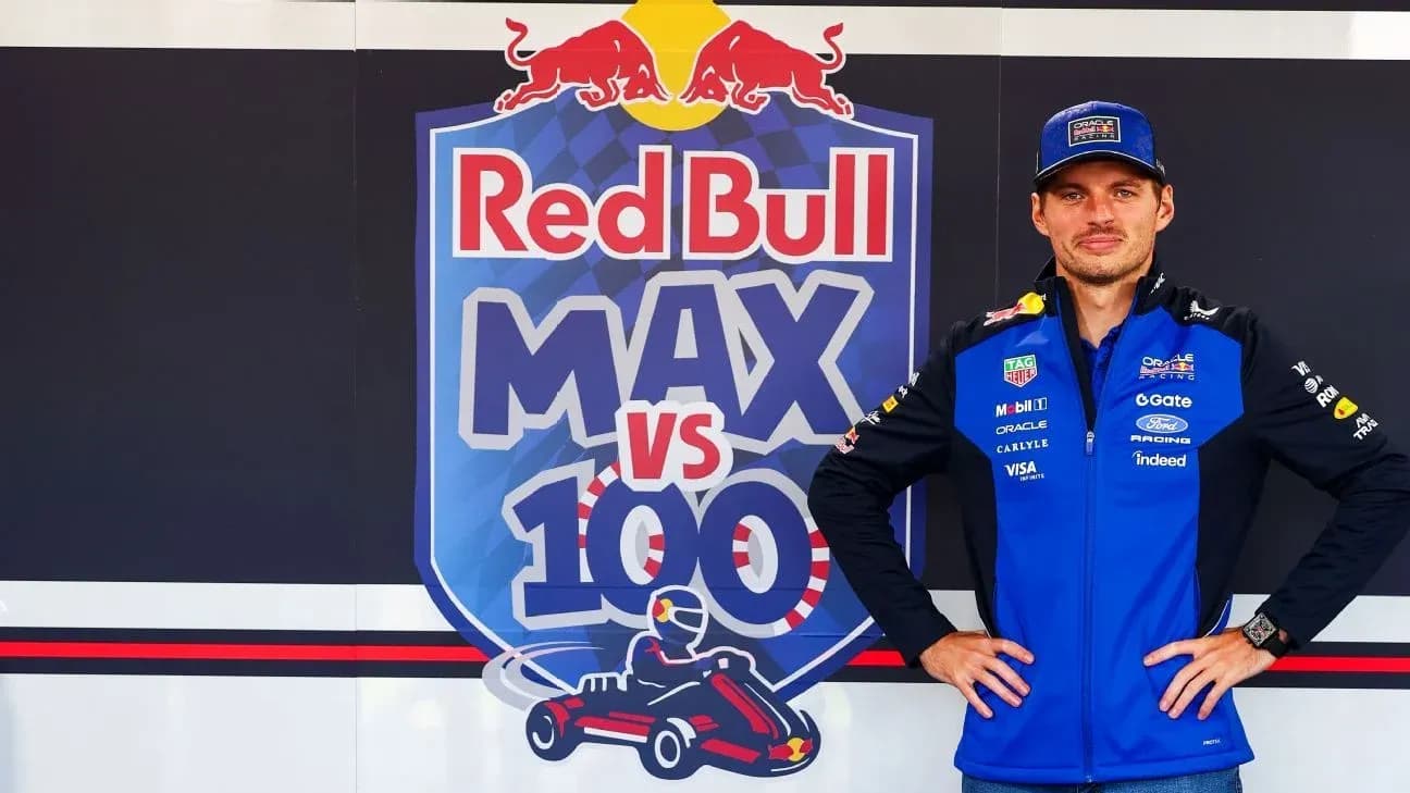 Piloto de Fórmula 1 posando frente a cartel Red Bull