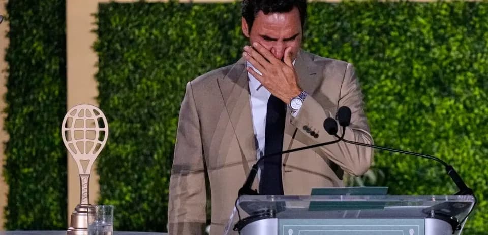 Roger Federer hablando en un evento emotivo