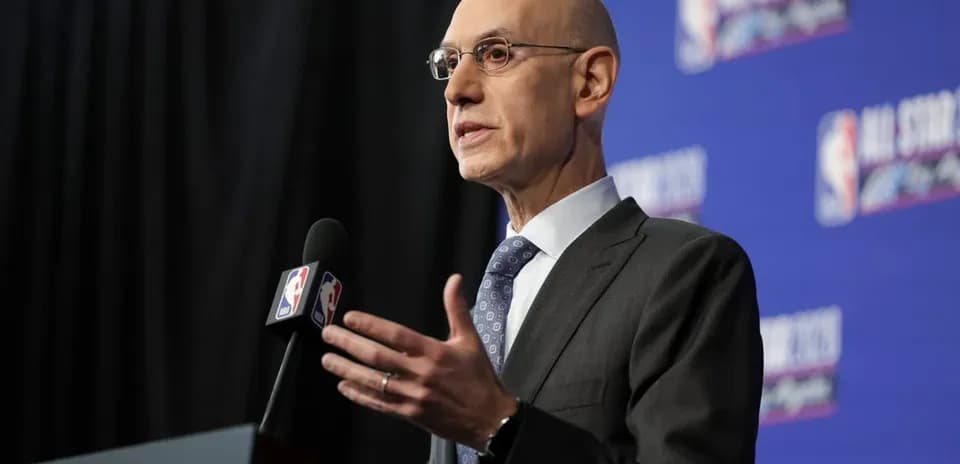 Comisionado de la NBA hablando en conferencia de prensa