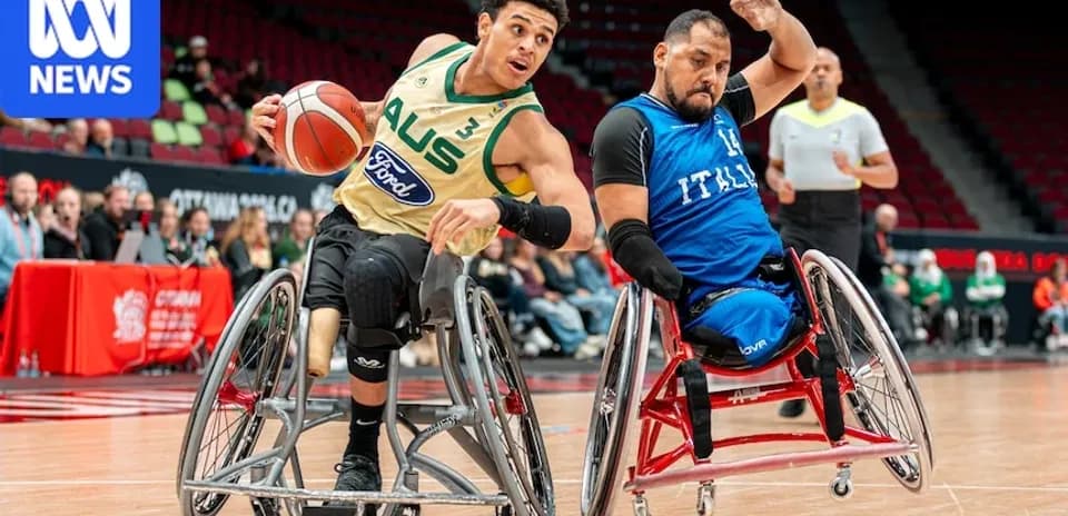 Jugadores de baloncesto en sillas de ruedas compitiendo