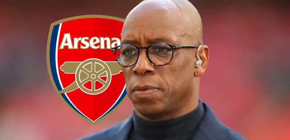 Hombre con gafas frente al escudo de Arsenal