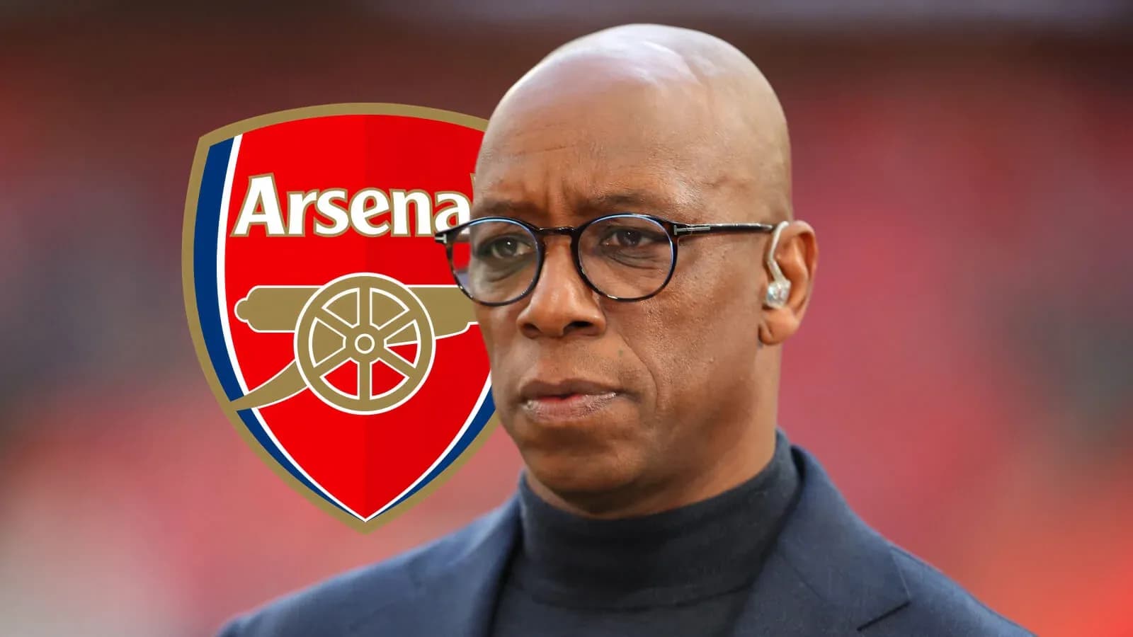 Hombre con gafas frente al escudo de Arsenal