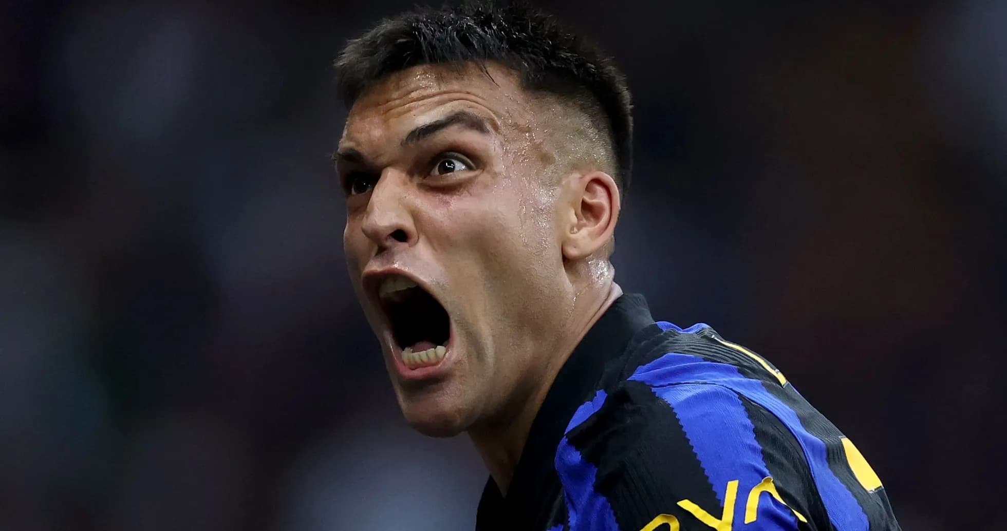 Jugador celebrando un gol en el campo