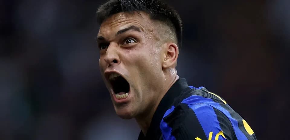 Jugador celebrando un gol en el campo