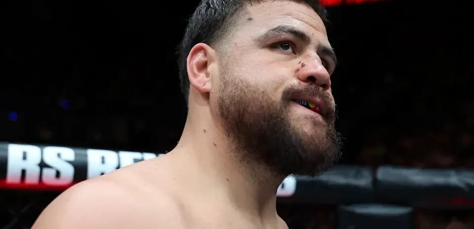 Luchador de MMA en el área de combate
