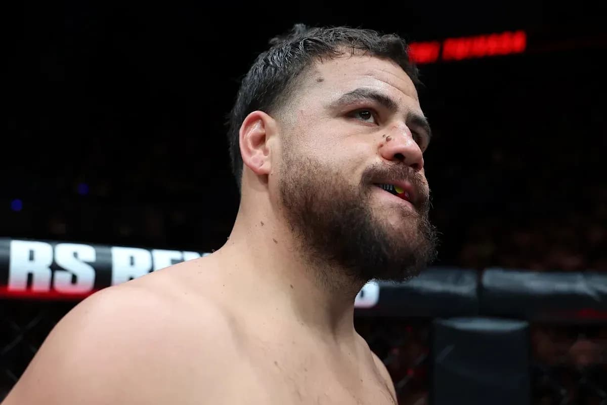 Luchador de MMA en el área de combate