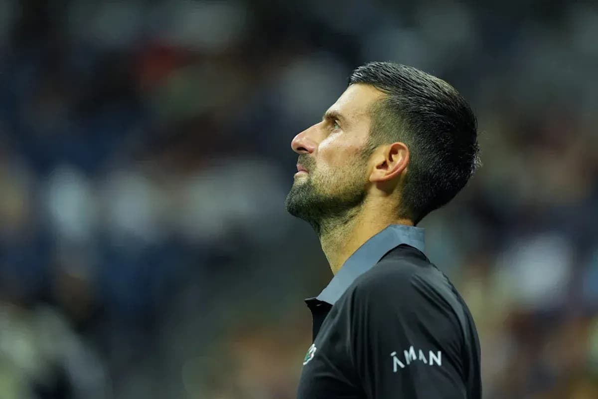 Tenista mirando hacia arriba en el torneo